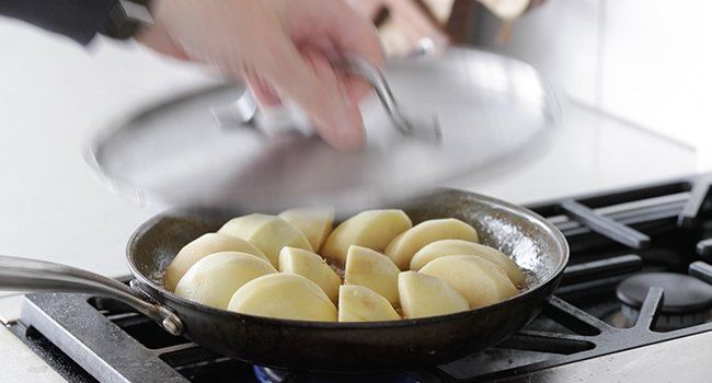 covering a pan with apples