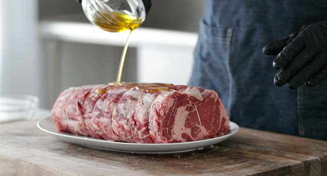 adding olive oil to prime rib