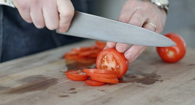 slicing tomatoes