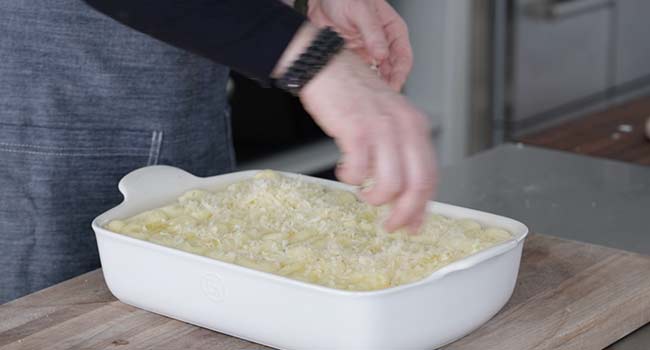 sprinkling cottage pie with cheese