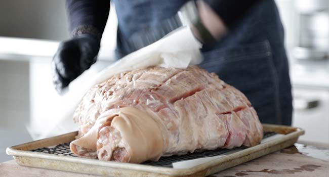 drying a ham with paper towels