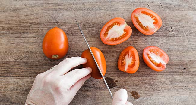 slicing tomatoes