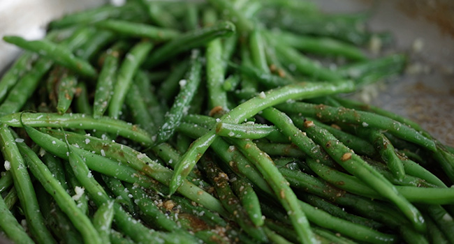 adding salt and pepper to green beans