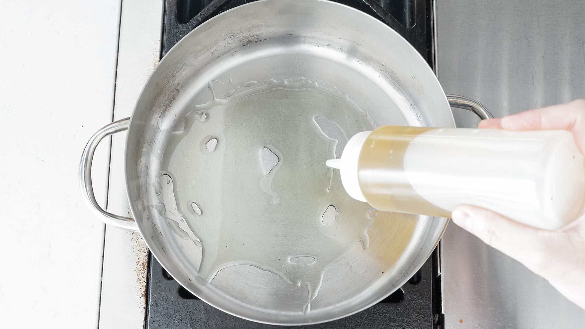 adding oil to a rondeau pot