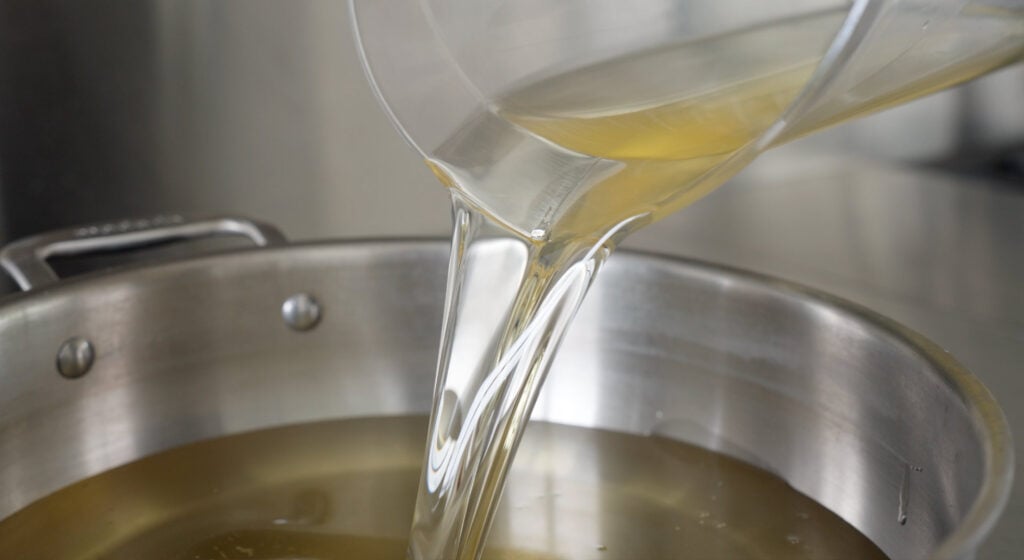 filling pot with oil