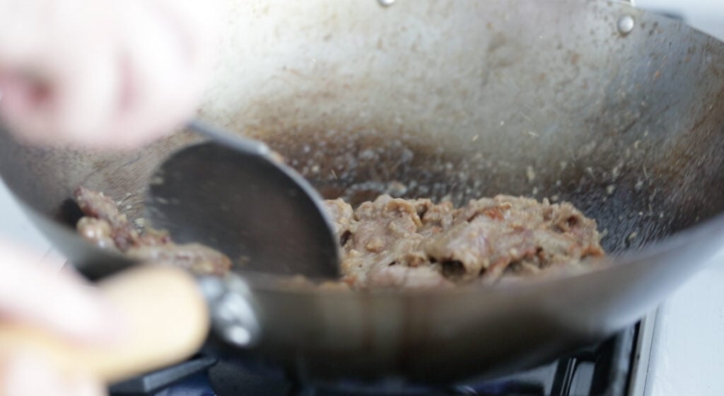 cook the beef in the wok