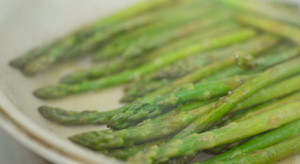 finished sauteeed asparagus in pan