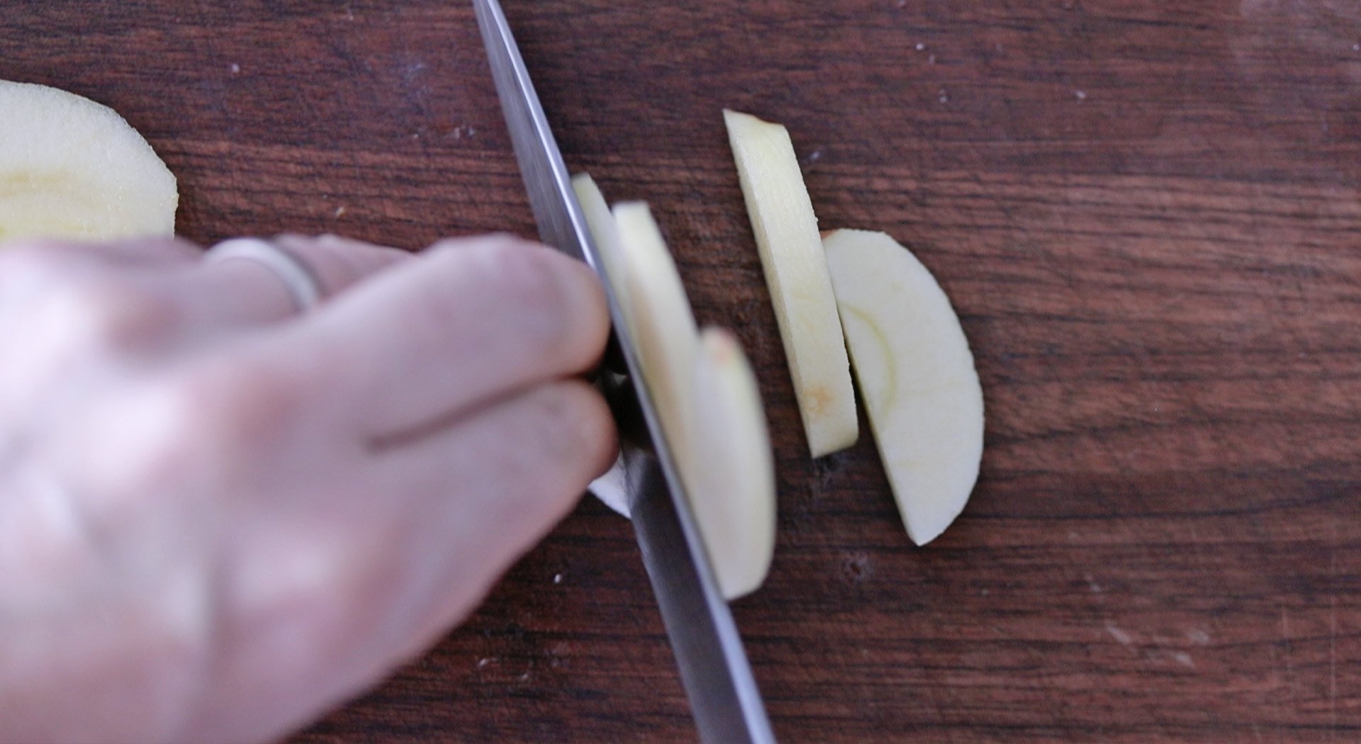 slicing apples