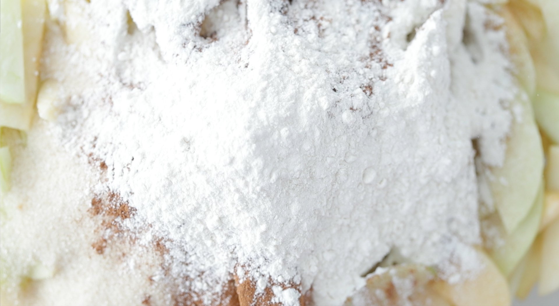 adding sugar to apples