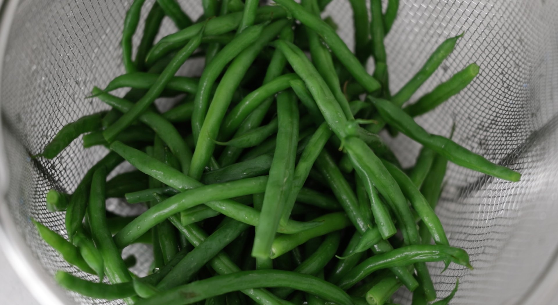 draining cooked green beans