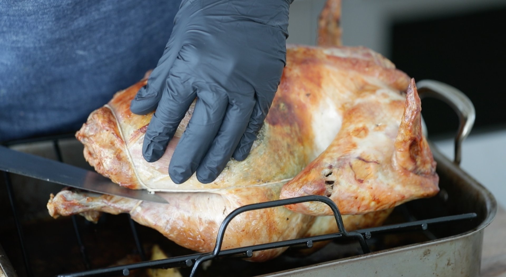 removing butcher's twine from a turkey