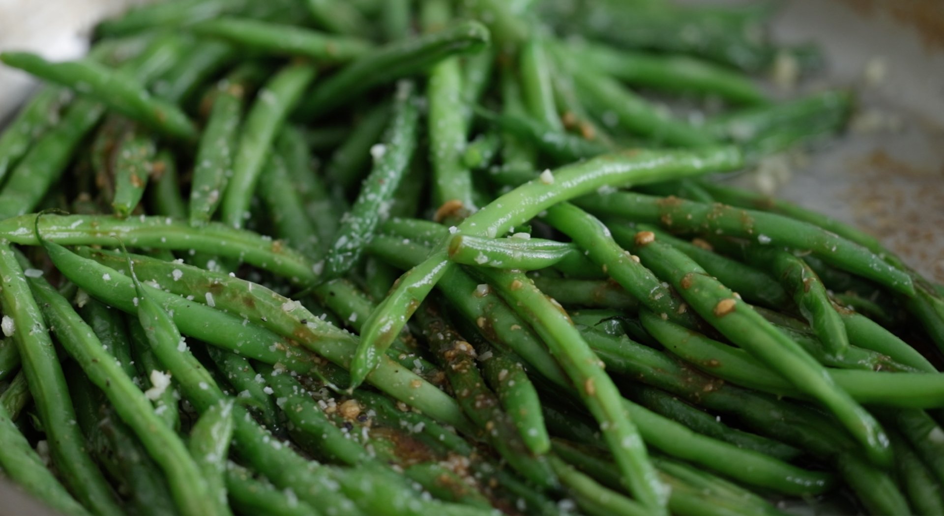 adding salt and pepper to green beans