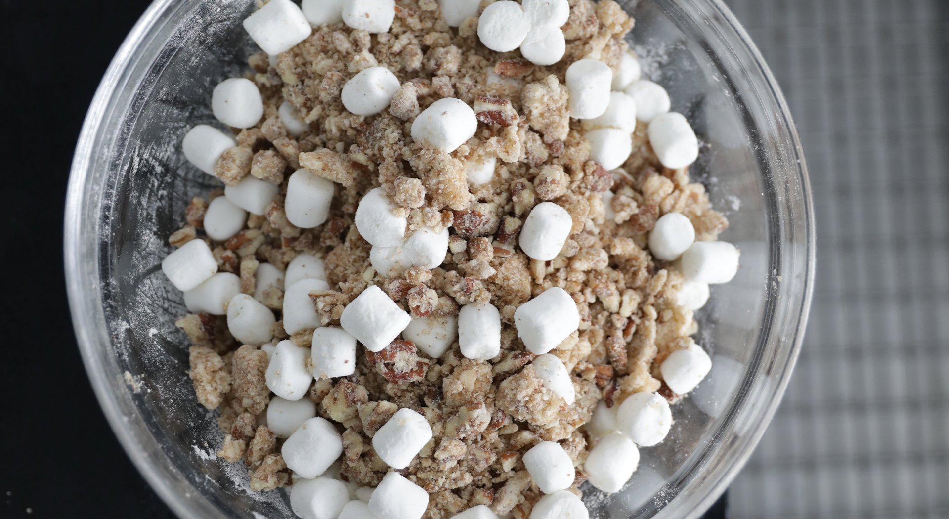 adding marshmallows to a streusel