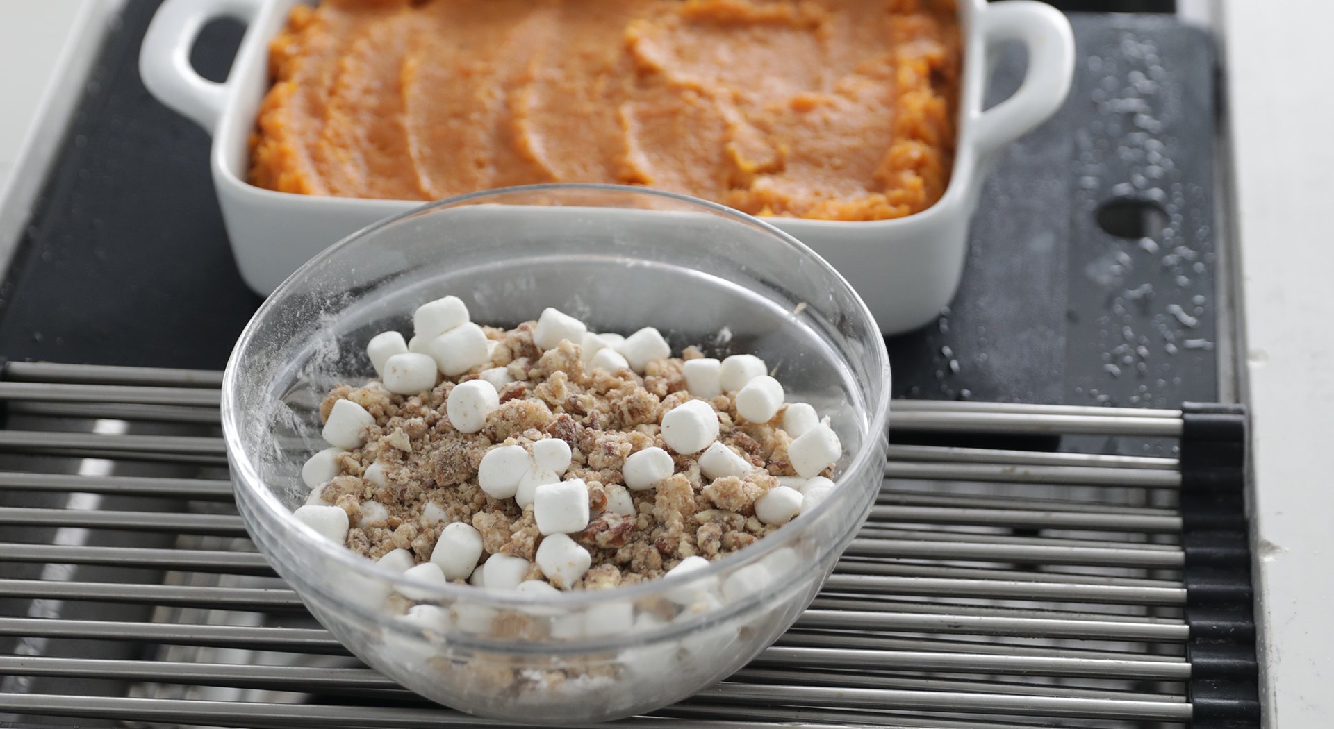 adding streusel to mashed sweet potatoes