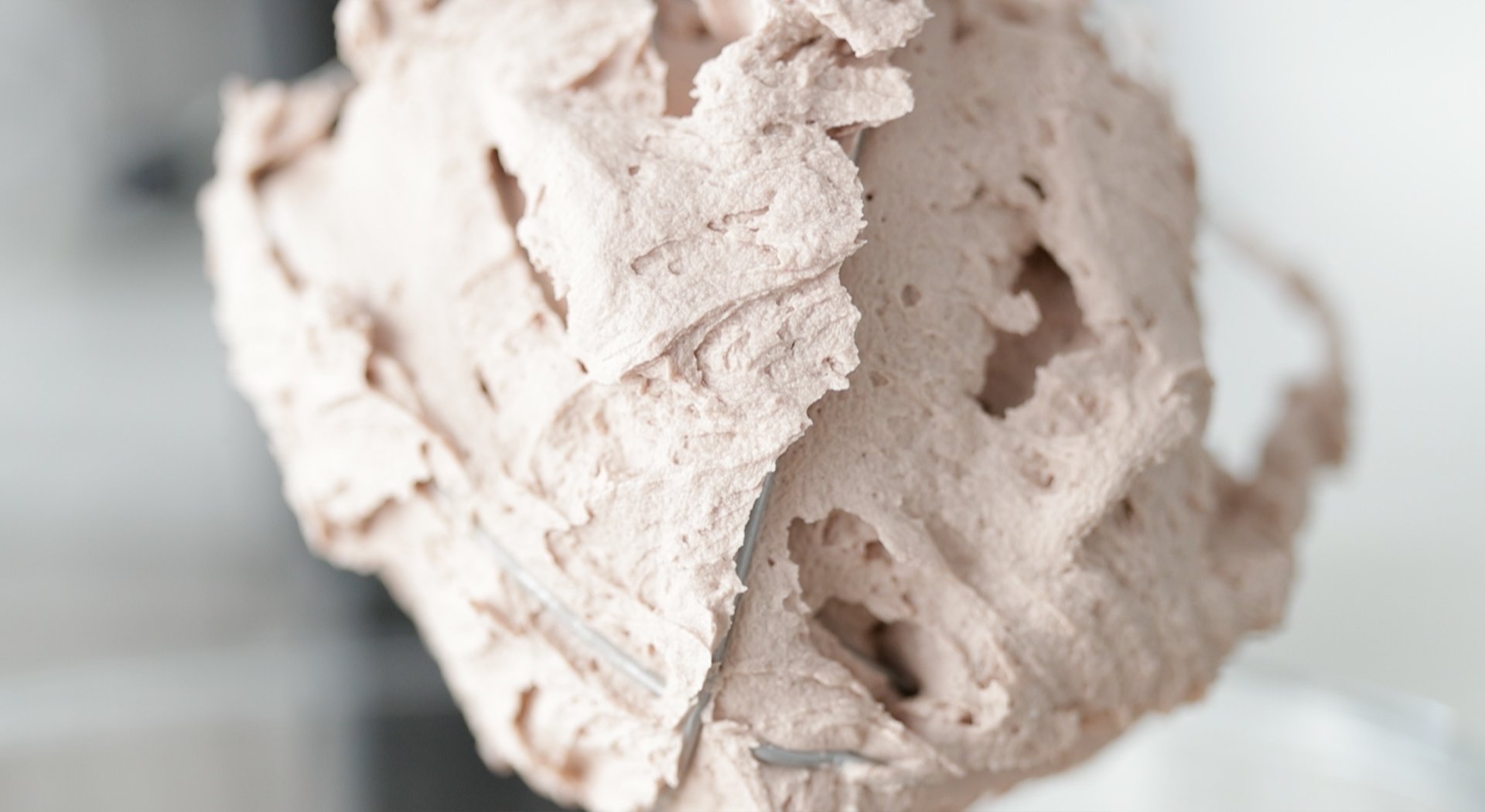 stuff peaks mascarpone filling in a mixer