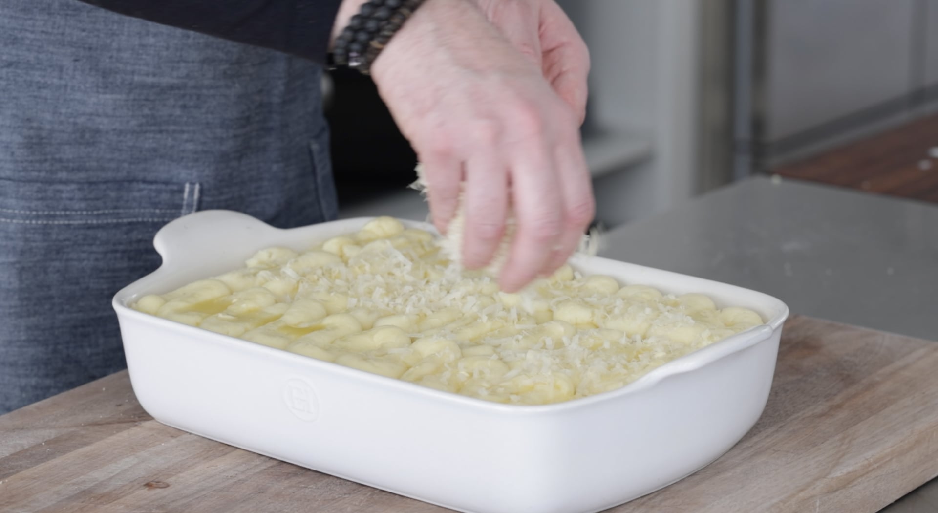 sprinkling cottage pie with cheese