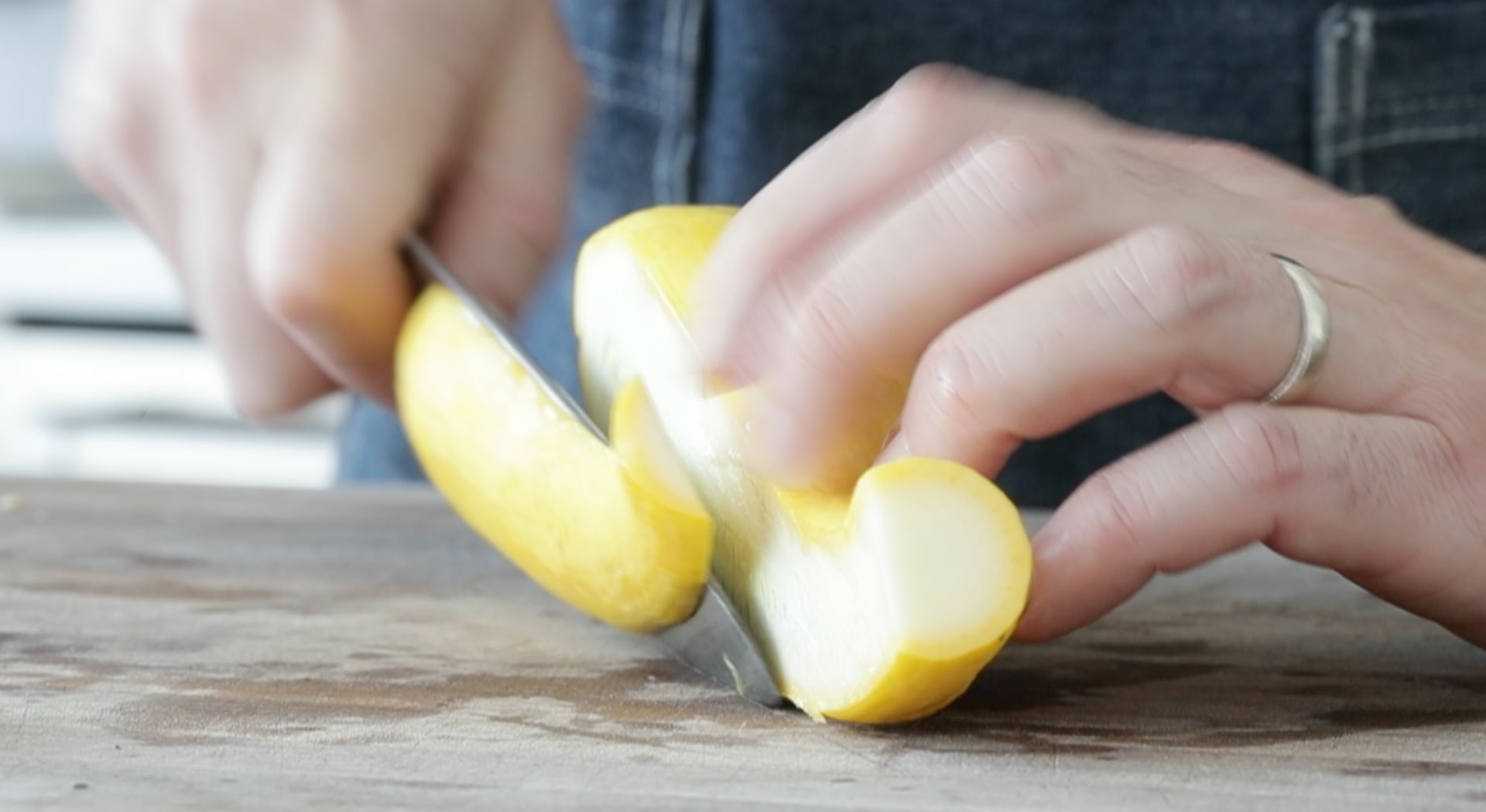 slicing yellow squash