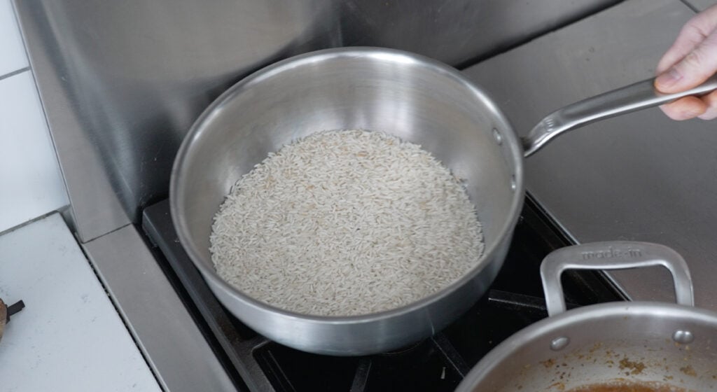A pot with dry rice