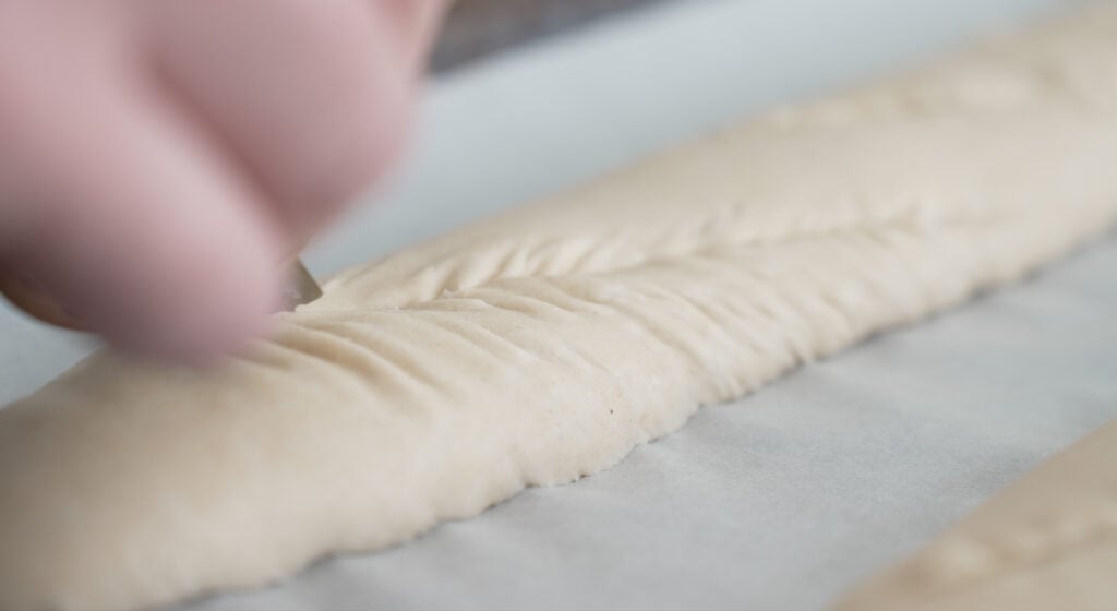 Scoring a baguette
