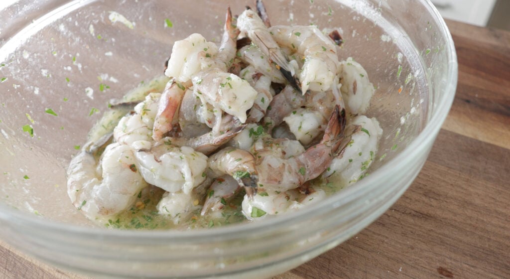 Mixing shrimp with marinade