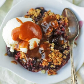 berry crisp recipe with caramel
