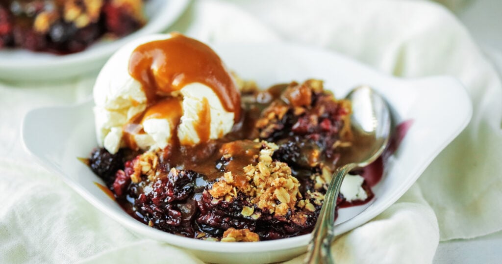berry crisp recipe with ice cream and caramel