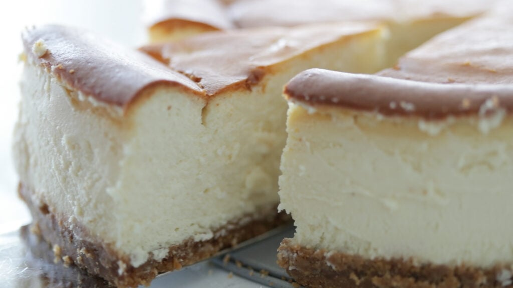 slicing the cheesecake