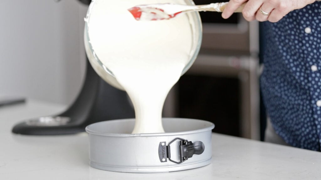 filling the pan with the cream mixture