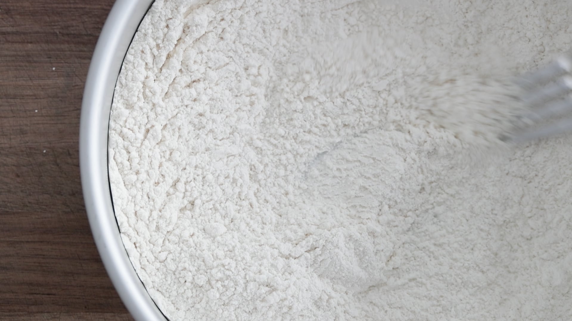 making a seasoned flour batter