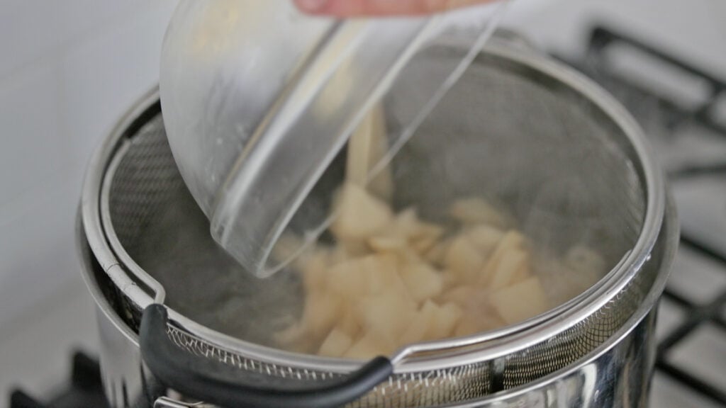boiling potatoes in boiling water
