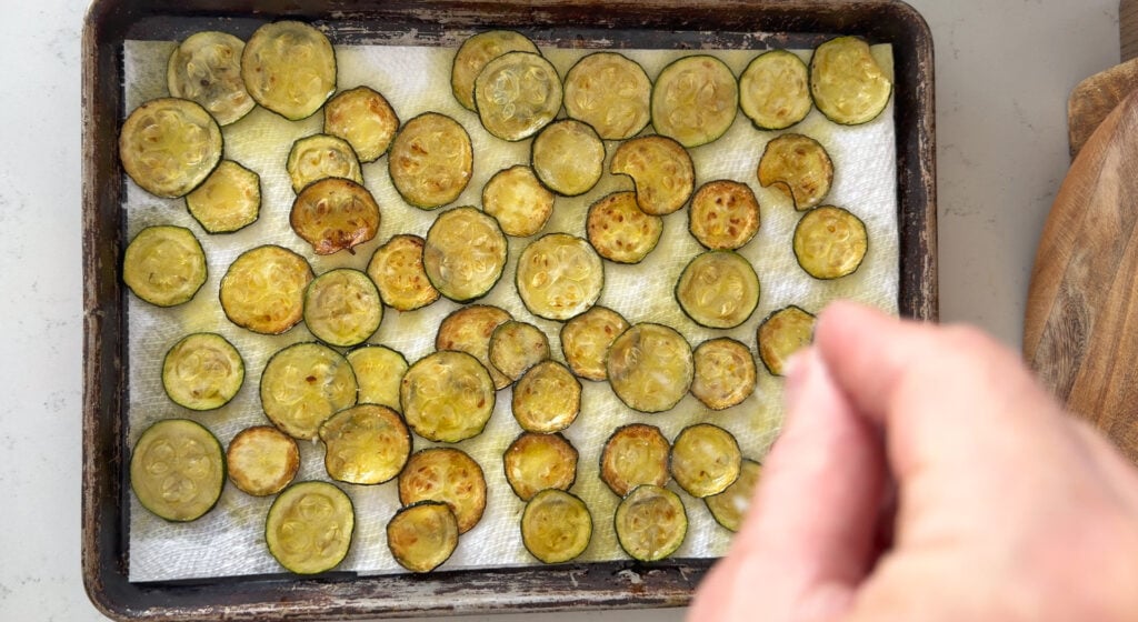 drain the zucchini on the paper towels