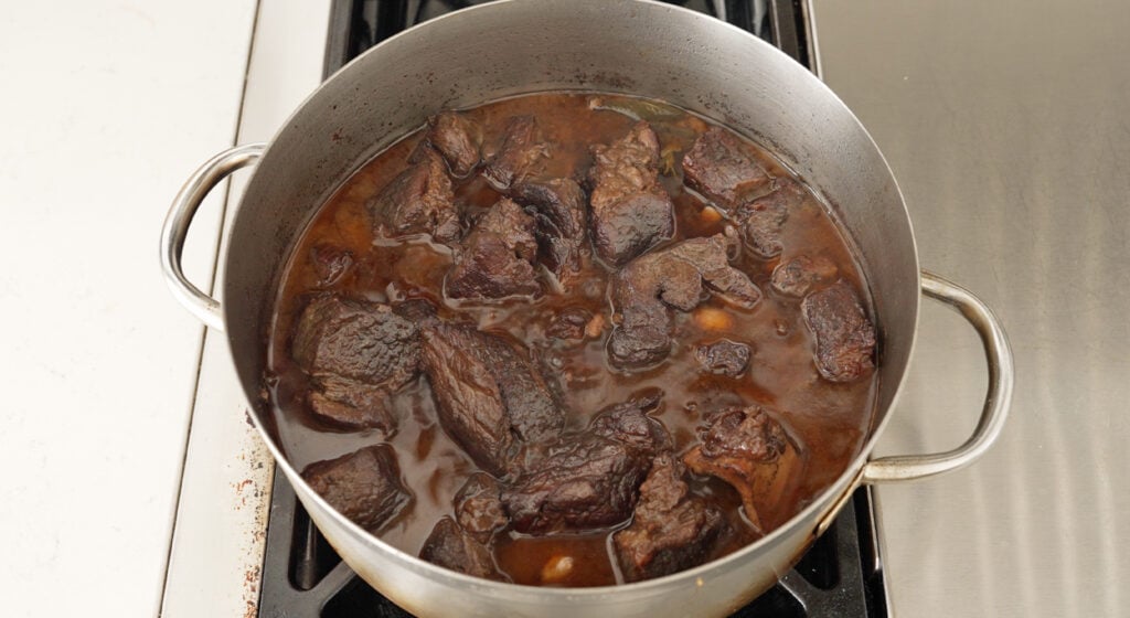 adding the seared beef in the pot